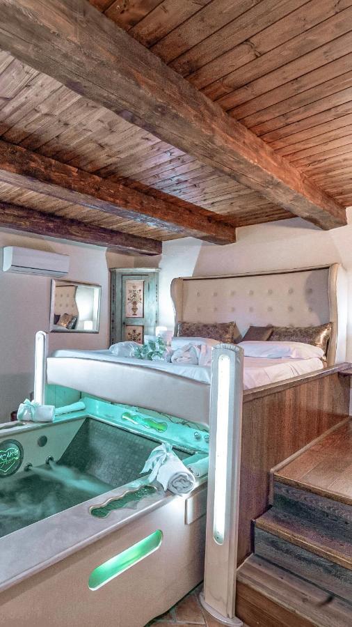 Il Nido D'Amore - Lorenzana Colombaie Bed and Breakfast Buitenkant foto