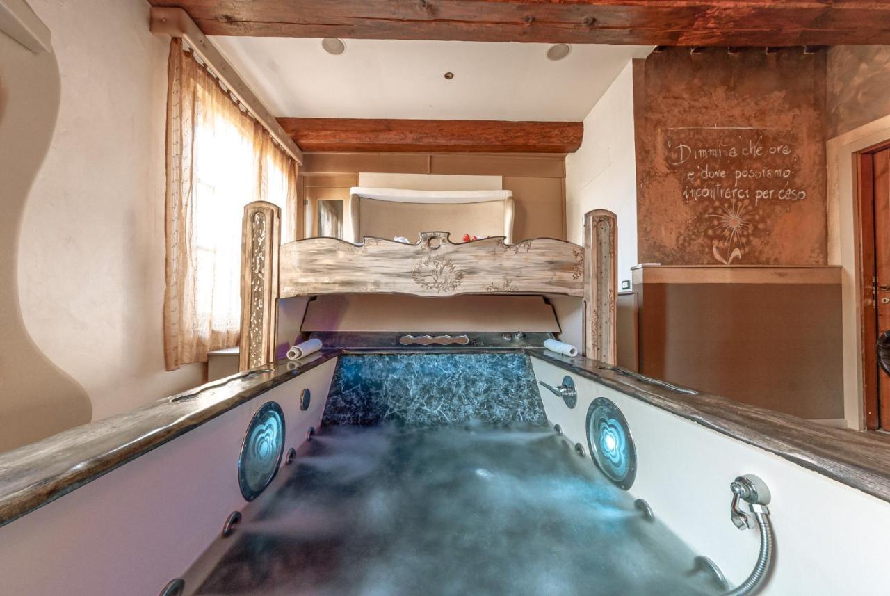 Il Nido D'Amore - Lorenzana Colombaie Bed and Breakfast Buitenkant foto