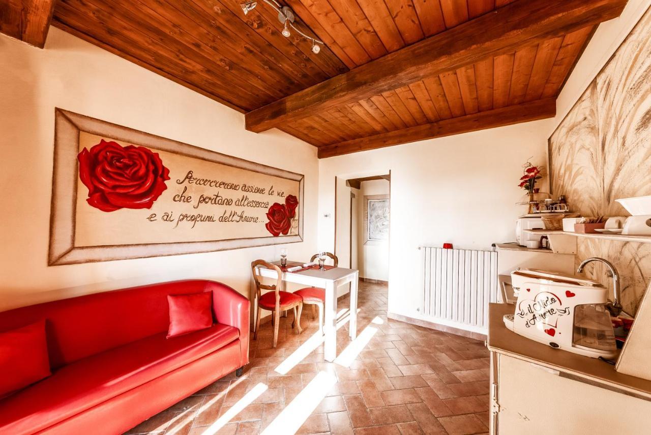 Il Nido D'Amore - Lorenzana Colombaie Bed and Breakfast Buitenkant foto