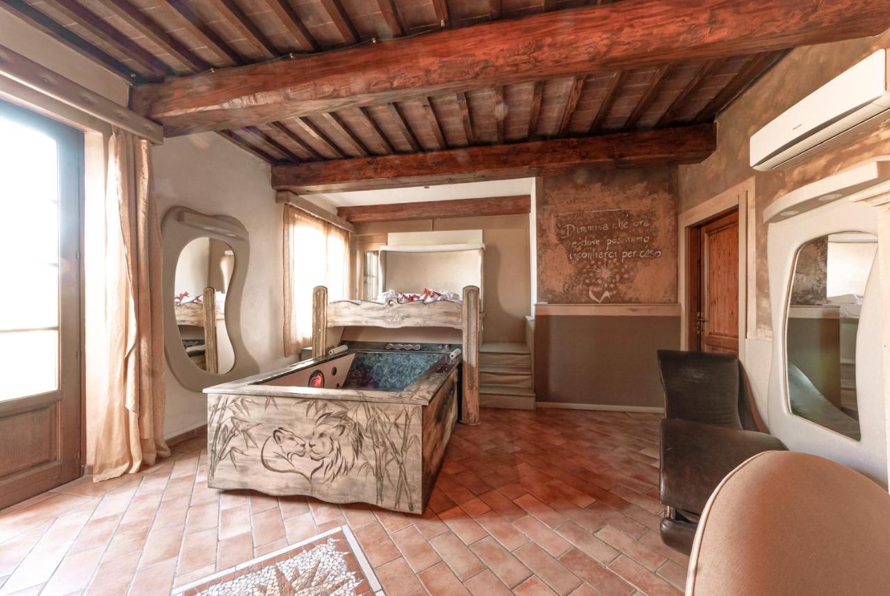 Il Nido D'Amore - Lorenzana Colombaie Bed and Breakfast Buitenkant foto