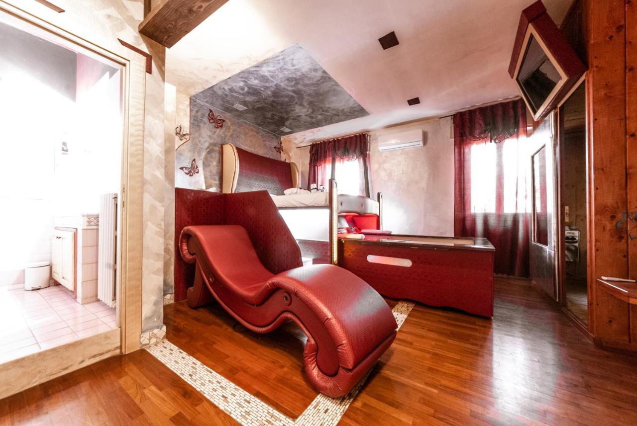 Il Nido D'Amore - Lorenzana Colombaie Bed and Breakfast Buitenkant foto
