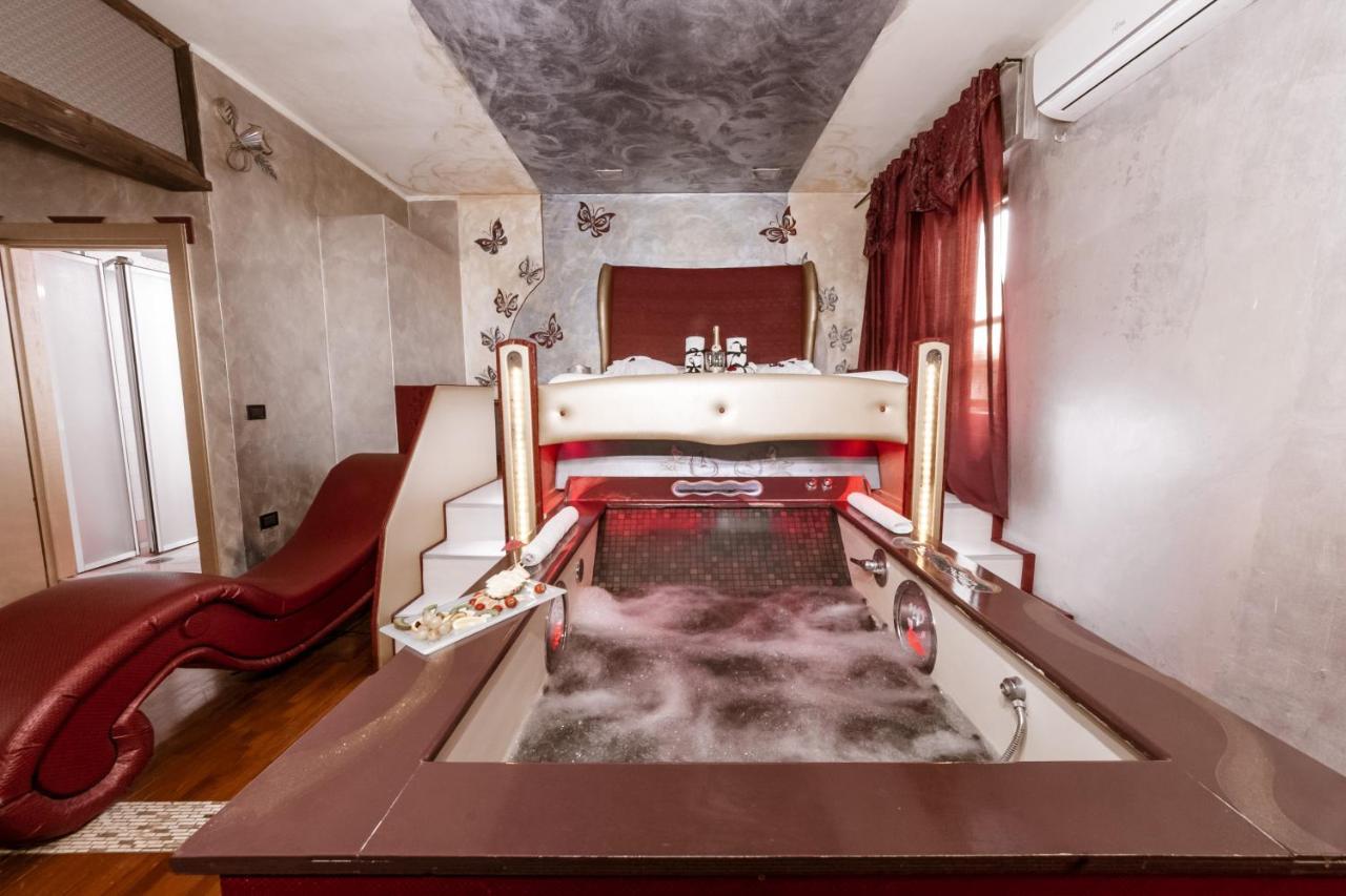 Il Nido D'Amore - Lorenzana Colombaie Bed and Breakfast Buitenkant foto