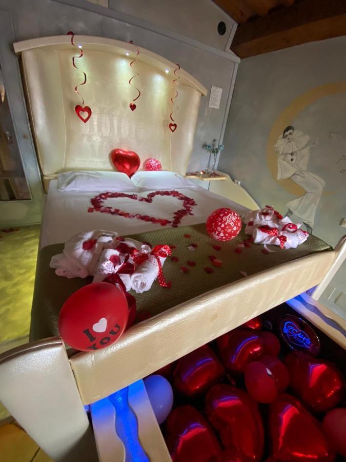 Il Nido D'Amore - Lorenzana Colombaie Bed and Breakfast Buitenkant foto
