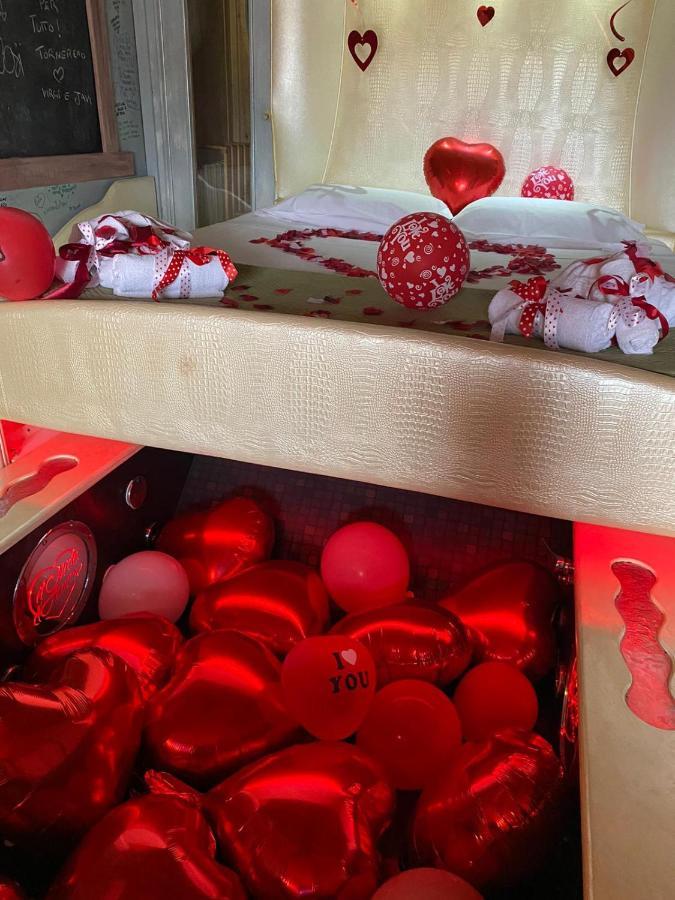 Il Nido D'Amore - Lorenzana Colombaie Bed and Breakfast Buitenkant foto