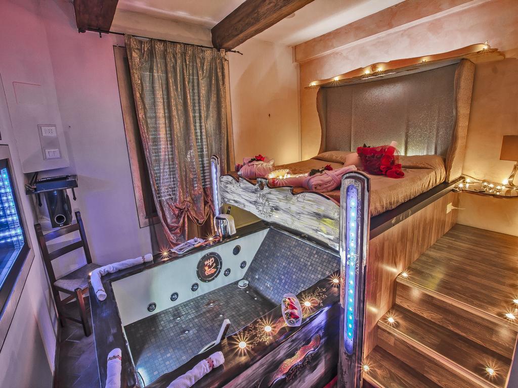 Il Nido D'Amore - Lorenzana Colombaie Bed and Breakfast Buitenkant foto